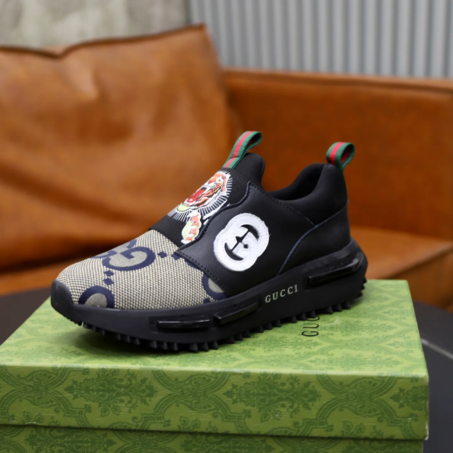 Ex-factory price: 462💰🙅‍♂️🙅‍♂️🙅‍♂️ Brand: GUCCI Standard code: 38-44 (45 customized) Grade: Same as the official website Material: Original cowhide material spliced with brand cloth Comfortable and breathable lining Lightweight and wear-resistant sports outsole Style category: Men's fashionable casual shoes Running sports shoes Distinguished luxury brand elements Top luxury color: actual picture color